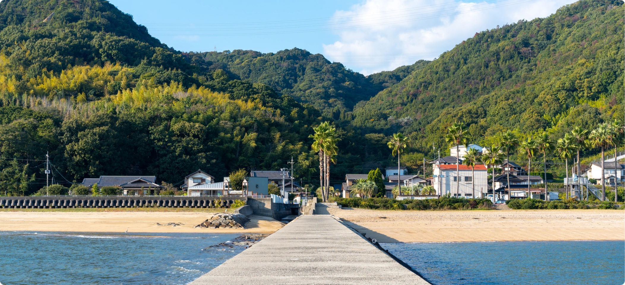 入り江に並ぶ木造の舟屋と穏やかな海